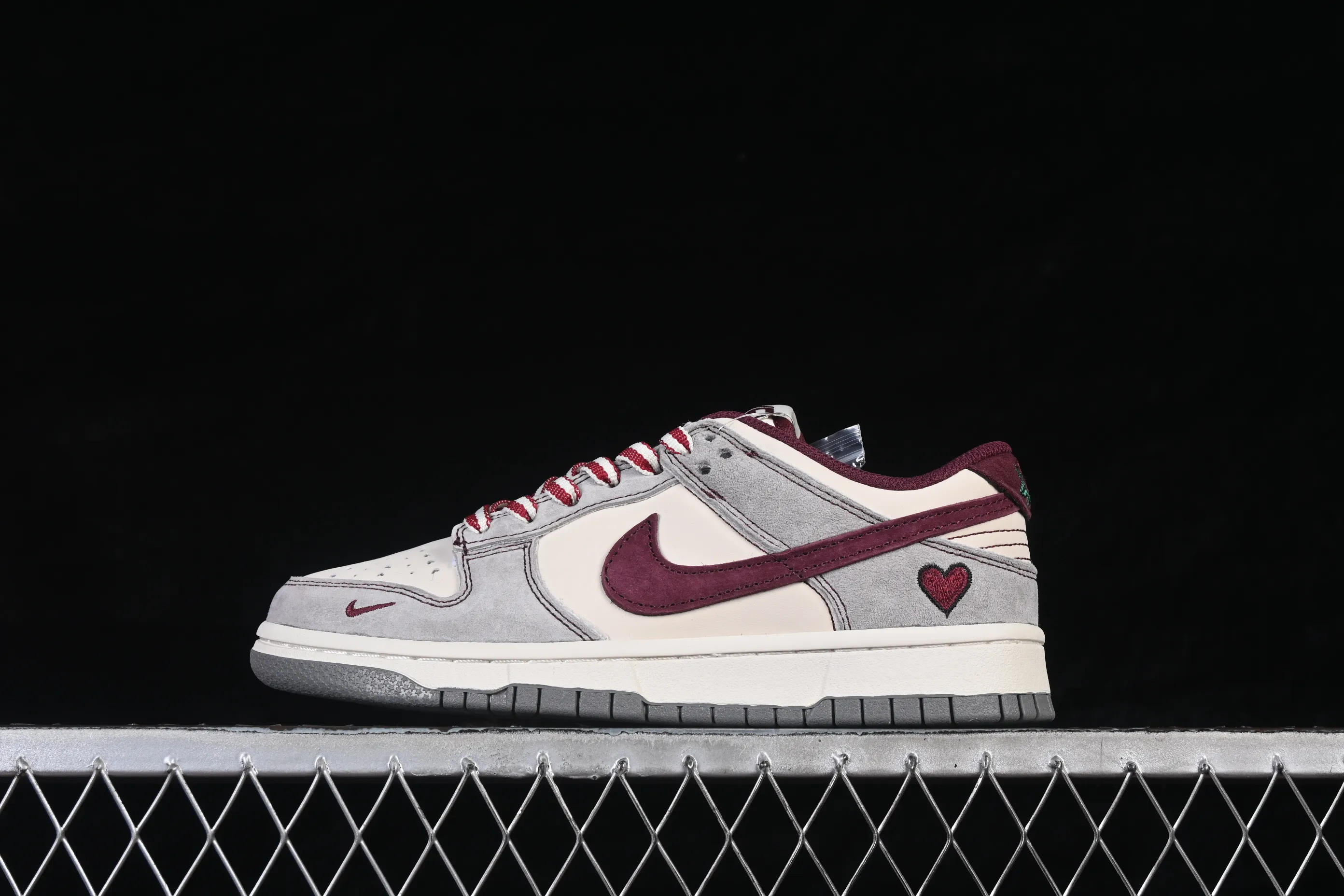 All categories Nk SB Dunk Series Nk SB Dunk Low High-end customized low-top sneakers Nike SB Dunk Low Valentine's Day limited edition High-end customized low-top casual sneakers SG6688-009